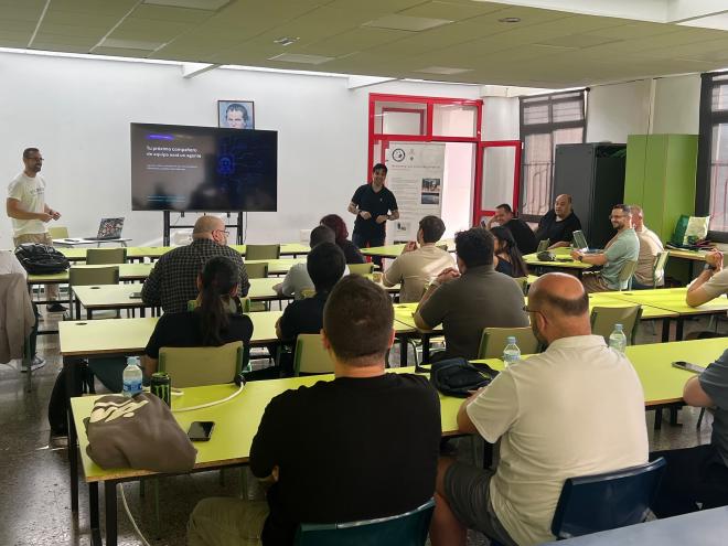 Asistentes siguiendo la charla sobre GitHub Copilot en Salesianos La Cuesta