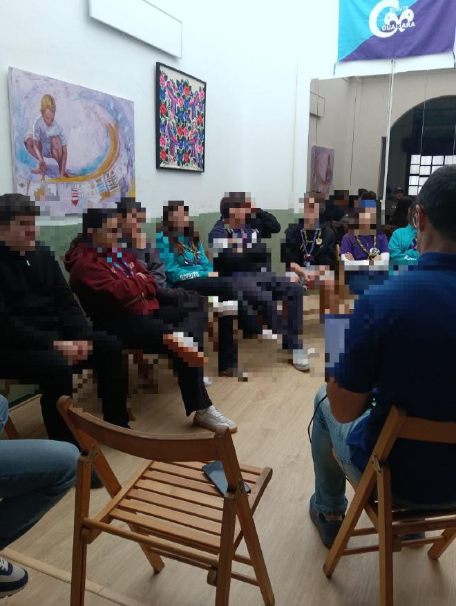 Sesión sobre inteligencia artificial con el Grupo Scout Guaxara, con las caras de los menores pixeladas