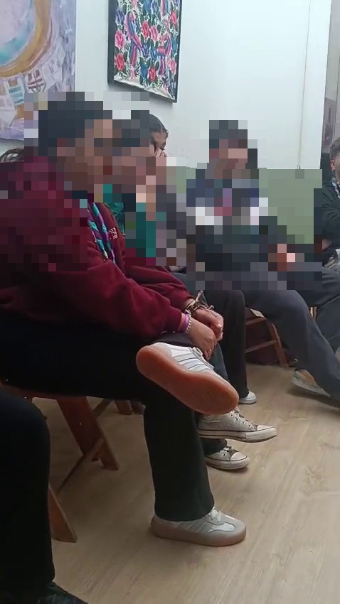 Fotograma de la charla sobre IA con el Grupo Scout Guaxara, con las caras de los menores pixeladas